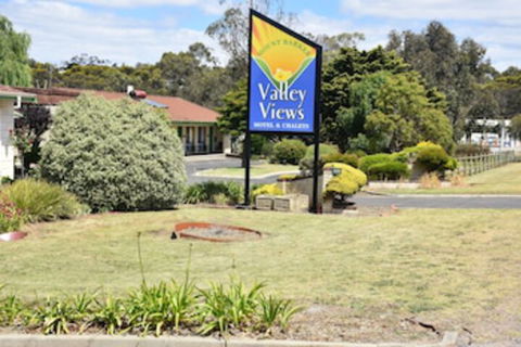 Valley Views Motel & Chalets - Accommodation Whitsundays 0
