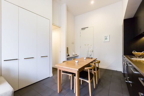 GEORGE, 1BDR North Melbourne Apartment - Accommodation Whitsundays 2