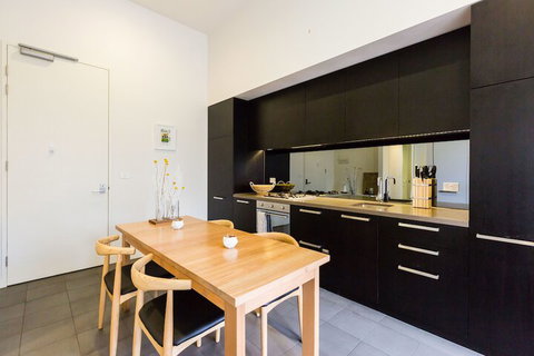 GEORGE, 1BDR North Melbourne Apartment - Accommodation Whitsundays 3