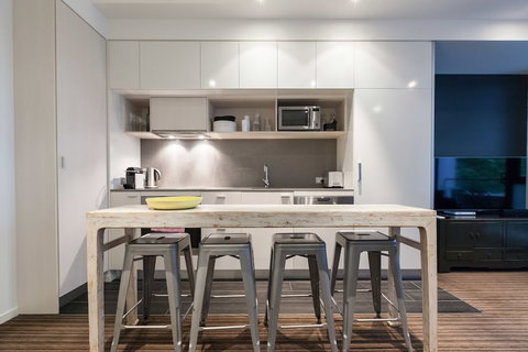 ZACH, 1BDR St.Kilda Apartment - Accommodation Whitsundays 3