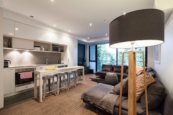 ZACH, 1BDR St.Kilda Apartment - Accommodation Whitsundays 1