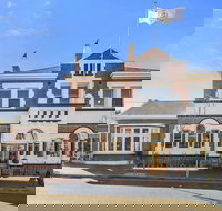 Cygnet Old Bank B  B Cafe  Gift Store - Accommodation Whitsundays