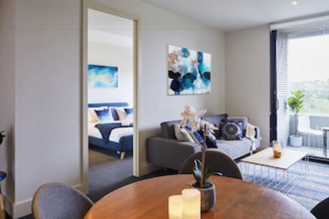 Apt Walking Distance To MCG & Epworth Hospital - Accommodation Whitsundays 0