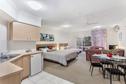 Zenith Studio Unit 3, 10 Messines Street - Accommodation Whitsundays 0