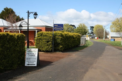 Ross Motel - Accommodation Whitsundays 0