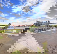 Hamilton Lakeside Motel - Accommodation Whitsundays