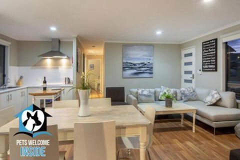 Almost New + Sea & Lake Views - Accommodation Whitsundays 0