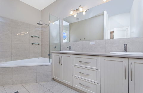 Merri Place - Accommodation Whitsundays 5