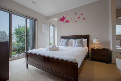 Gorgeous 4BR Home In Point Cook - Accommodation Whitsundays 3