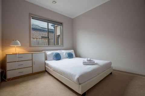 Gorgeous 4BR Home In Point Cook - Accommodation Whitsundays 1