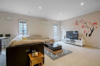 Gorgeous 4BR Home In Point Cook - Accommodation Whitsundays 0