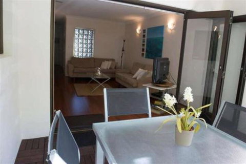 Absolute Beachfront Mooloolaba - Accommodation Whitsundays 2