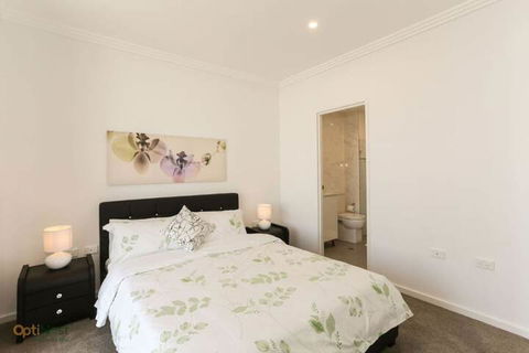 Modern, Spacious Apt@liverpool With Incredible Views - Accommodation Whitsundays 6