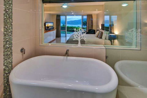 Bella Vista East 3 Luxury Ocean Views Large Flat Grassed Area + Buggy - Accommodation Whitsundays 3