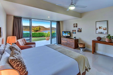 Bella Vista East 3 Luxury Ocean Views Large Flat Grassed Area + Buggy - Accommodation Whitsundays 4