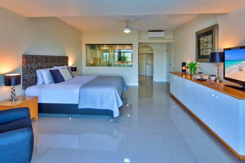 Bella Vista East 3 Luxury Ocean Views Large Flat Grassed Area + Buggy - Accommodation Whitsundays 7