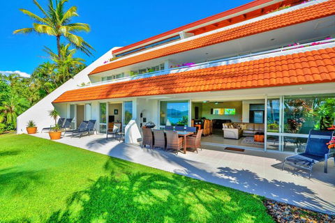 Bella Vista East 3 Luxury Ocean Views Large Flat Grassed Area + Buggy - Accommodation Whitsundays 1