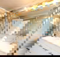 Contemporary 2 Bedroom Beachfront Apartment - Accommodation Whitsundays