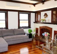Charming  Cosy Home With City Views - Accommodation Whitsundays