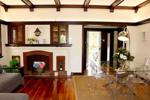 Charming & Cosy Home With City Views - Accommodation Whitsundays 6