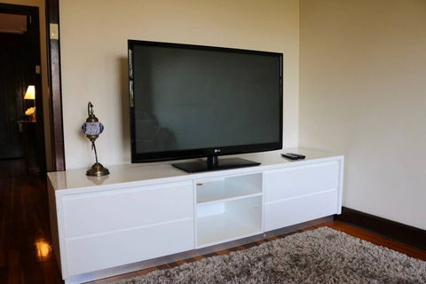 Charming & Cosy Home With City Views - Accommodation Whitsundays 3