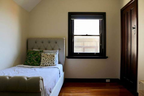 Charming & Cosy Home With City Views - Accommodation Whitsundays 4