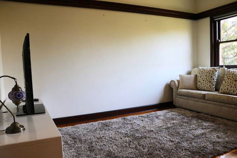Charming & Cosy Home With City Views - Accommodation Whitsundays 7