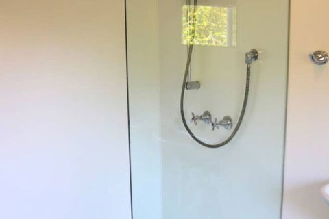 Charming & Cosy Home With City Views - Accommodation Whitsundays 5