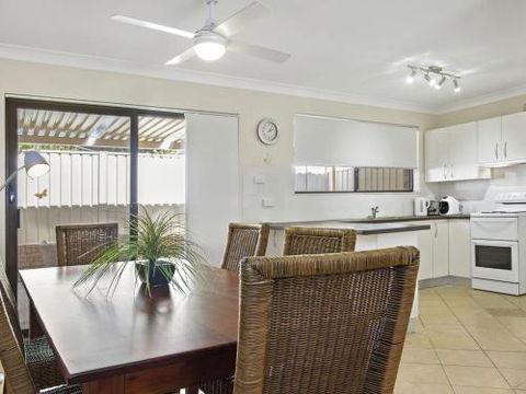 DAVIES STREET MOLLYMOOK 4 / 14 - Accommodation Whitsundays 2