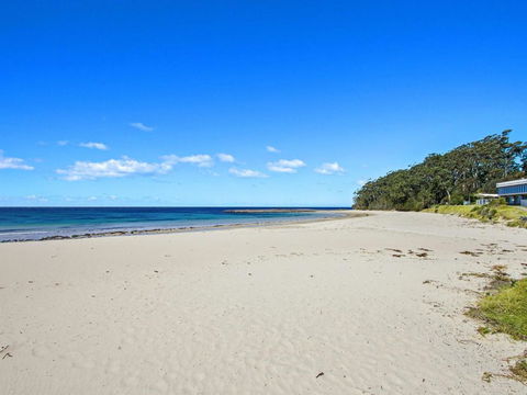 DAVIES STREET MOLLYMOOK 4 / 14 - Accommodation Whitsundays 4