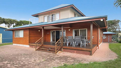 Absolute Beachfront At Hastings - Accommodation Whitsundays 5