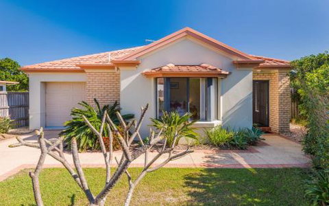 Oceania Cottage LJHooker Yamba - Accommodation Whitsundays 2