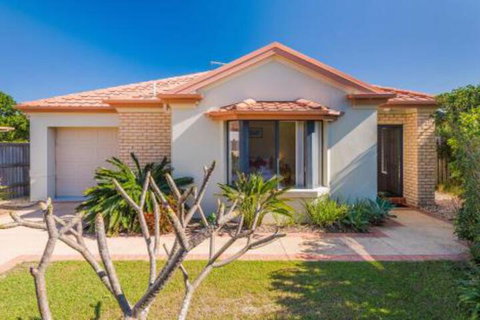Oceania Cottage LJHooker Yamba - Accommodation Whitsundays 0