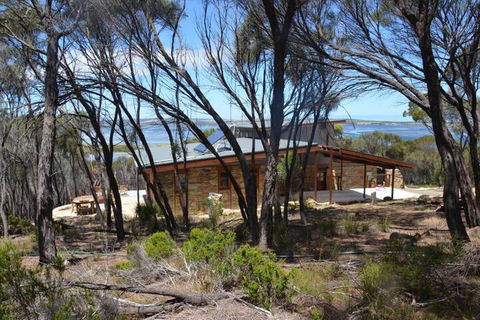 Of Stone & Wood Guesthouse Secluded Getaway! - Accommodation Whitsundays 5