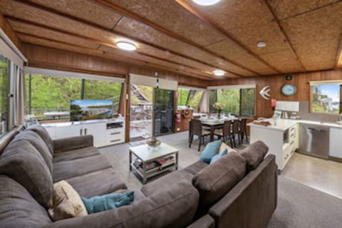 Boats And Bedzzz Houseboat Stays & Renmark River Villas - Accommodation Whitsundays 0