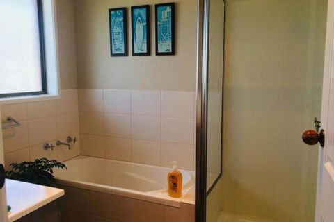 QUEEN BEDROOM FRIENDLY HOME PORTLAND - Accommodation Whitsundays 3