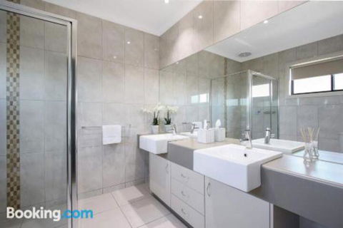 Cypress Townhouse 23 Suite - Accommodation Whitsundays 3