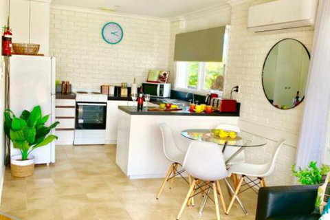 PARADISE COURT VILLA 1 Free Wifi - Accommodation Whitsundays 0