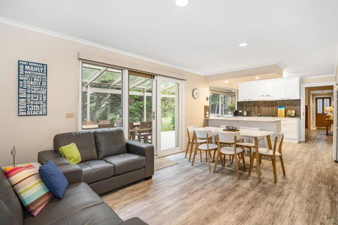 Hilltop Beach House: Newly Updated - Accommodation Whitsundays 3