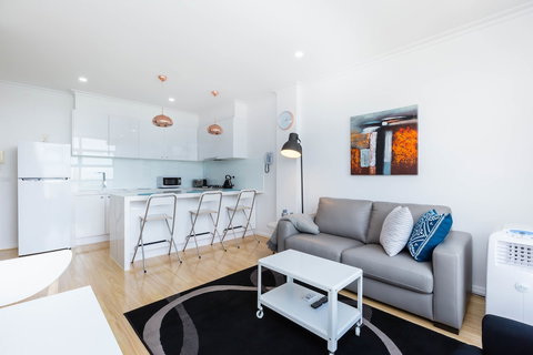 ROLAND, 1BDR Melbourne Apartment - Accommodation Whitsundays 3