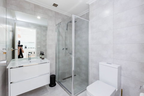 ROLAND, 1BDR Melbourne Apartment - Accommodation Whitsundays 5