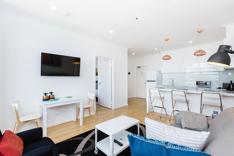 ROLAND, 1BDR Melbourne Apartment - Accommodation Whitsundays 0