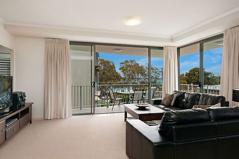Spectacular Unit Overlooking Pumicestone Passage Welsby Pde Bongaree - Accommodation Whitsundays 7
