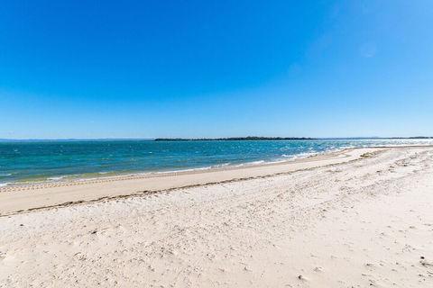 Great Views Ground Floor Unit Clearview Apartments South Esplande Bongaree - Accommodation Whitsundays 7