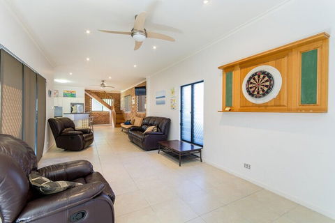 Magical Holiday Home Welsby Pde Bongaree - Accommodation Whitsundays 7