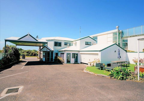 Coastal Motel - Accommodation Whitsundays 2