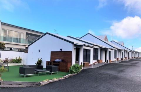 Coastal Motel - Accommodation Whitsundays 0