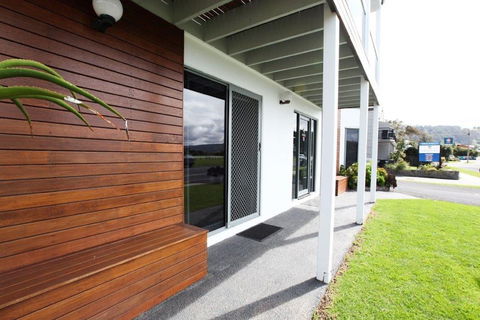 Coastal Motel - Accommodation Whitsundays 6
