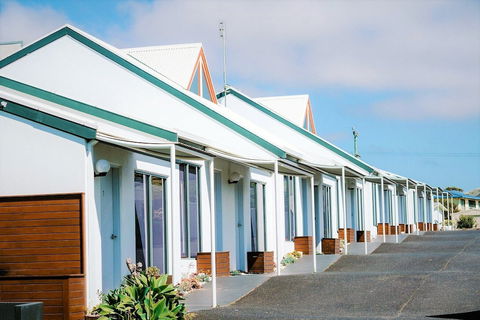 Coastal Motel - Accommodation Whitsundays 3