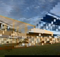 Lakeview Motel  Apartments - Accommodation Whitsundays